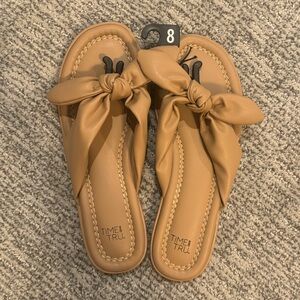 NWT! Sz 8 nude faux leather thong sandals